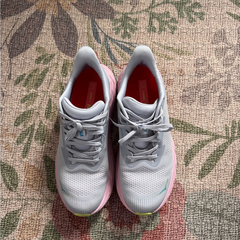 Hoka Arahi 7 Gray Sneakers with Pink and Green Accents - WIDE